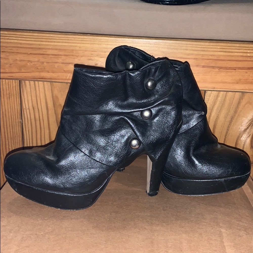 Women’s black ankle boots size 8.5.Good condition
